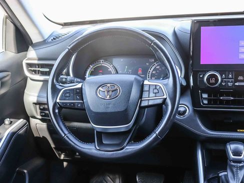 Used 2023 Toyota Highlander XLE AWD/4WD image 18