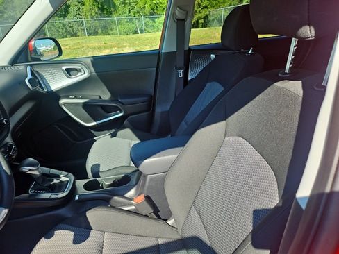 Used 2023 Kia Soul LX w/ LX Technology Package FWD image 10