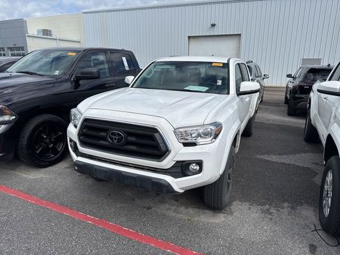 Used 2022 Toyota Tacoma SR5 w/ Technology Package image 1