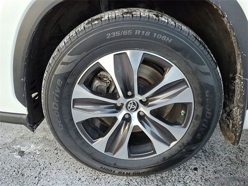 Certified 2022 Toyota Highlander XLE image 8