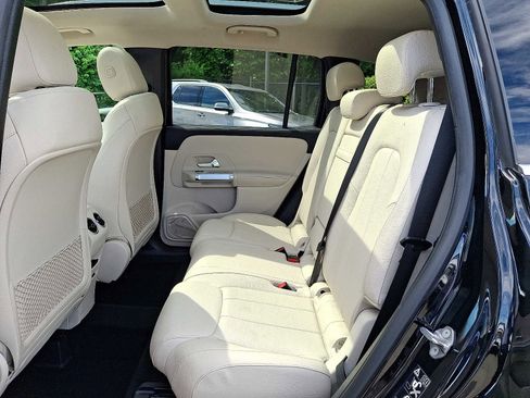 Used 2022 Mercedes-Benz GLB 250 4MATIC image 11