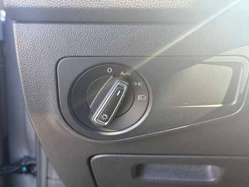 Used 2021 Volkswagen Tiguan SE image 16