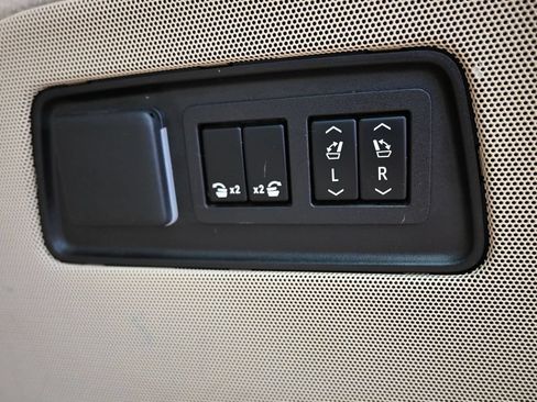 Used 2023 Cadillac Escalade Premium Luxury AWD/4WD image 38