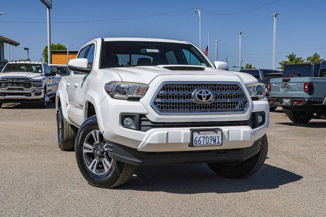 Used 2016 Toyota Tacoma TRD Sport RWD image 1