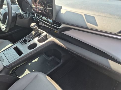 Certified 2025 Toyota Sienna XLE FWD image 17