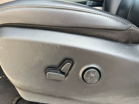 Used 2023 Chrysler Pacifica Touring-L FWD image 10