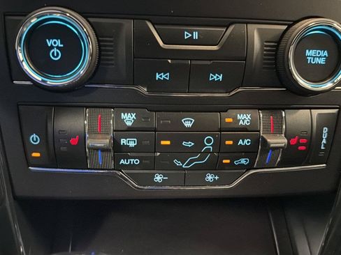 Used 2019 Ford Explorer XLT w/ Equipment Group 202A FWD image 18