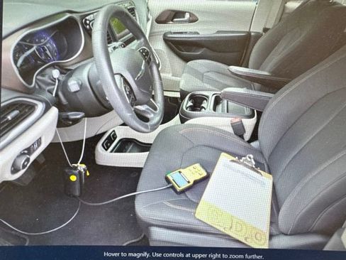 Used 2018 Chrysler Pacifica Touring Plus w/ Tire & Wheel Group FWD image 7