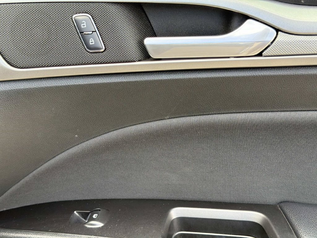 Used 2017 Ford Fusion SE w/ Fusion SE Technology Package FWD image 14