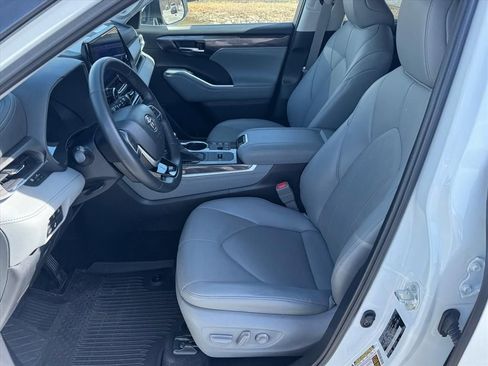 Used 2023 Toyota Highlander Limited image 9