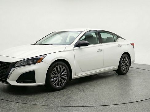 Used 2025 Nissan Altima 2.5 SV image 2