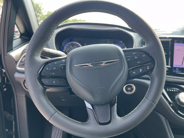 Used 2025 Chrysler Pacifica Limited FWD image 13