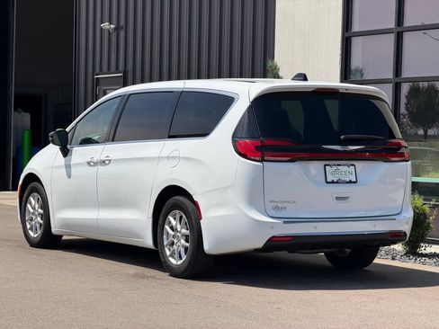 Used 2025 Chrysler Pacifica Select FWD image 3