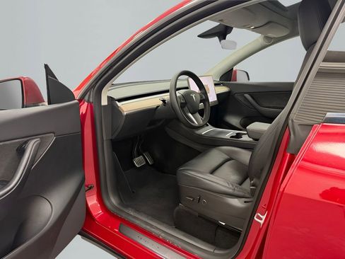 Used 2022 Tesla Model Y Long Range image 9