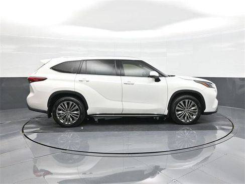 Certified 2021 Toyota Highlander Platinum image 26