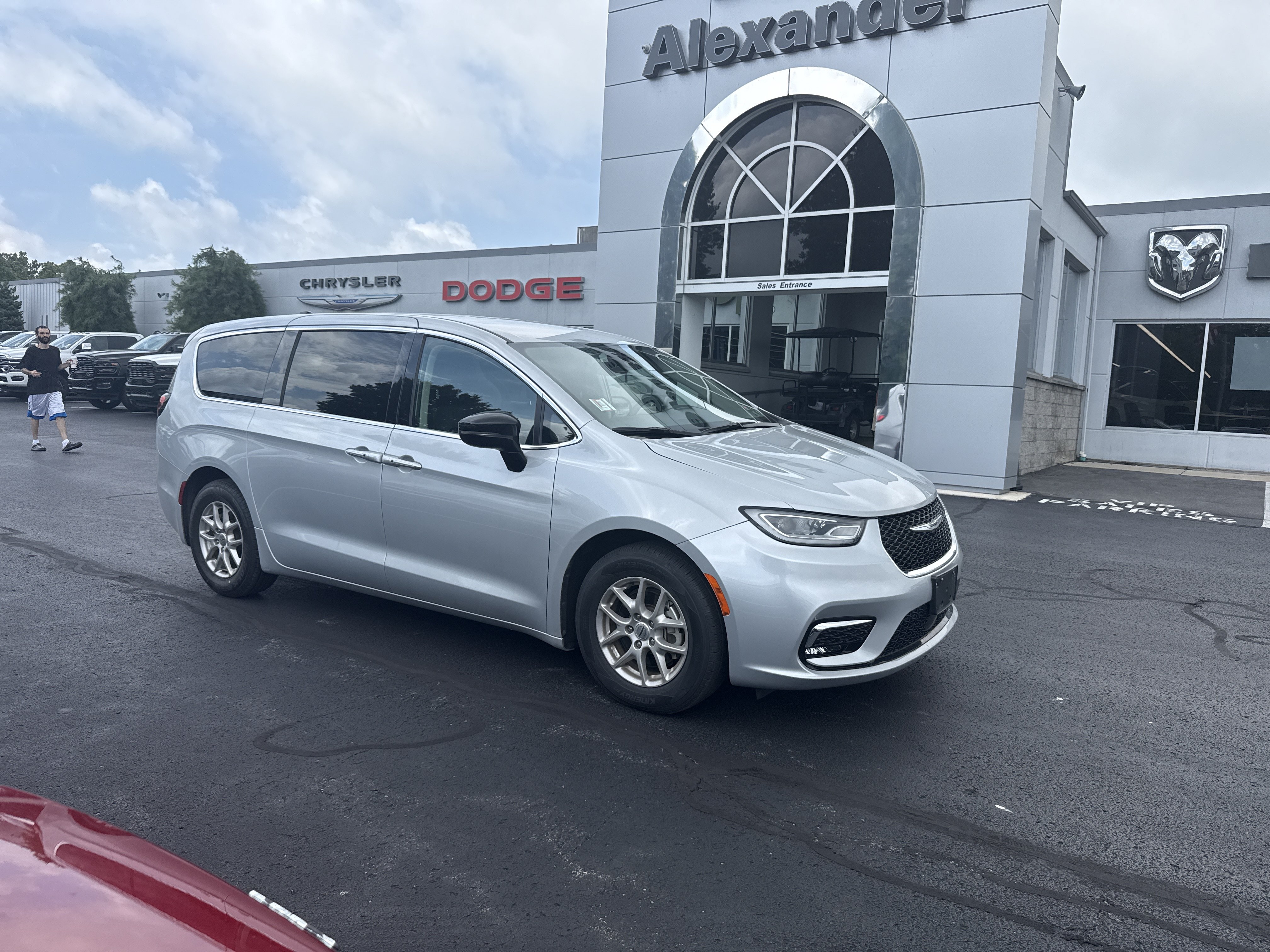 Used 2024 Chrysler Pacifica Touring-L FWD image 1