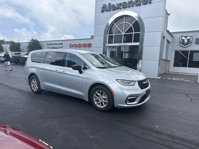 Used 2024 Chrysler Pacifica Touring-L