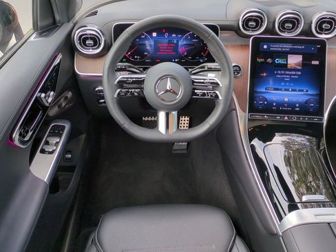 Used 2025 Mercedes-Benz GLC 300 4MATIC image 16