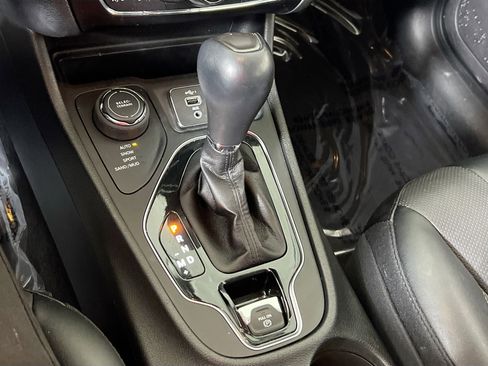 Used 2022 Jeep Cherokee Limited AWD/4WD image 16