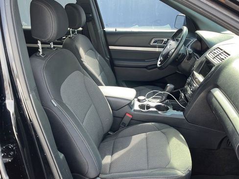 Used 2017 Ford Explorer XLT w/ Equipment Group 201A image 6