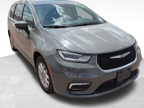 Used 2023 Chrysler Pacifica Touring-L FWD image 4