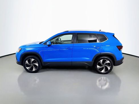 Used 2025 Volkswagen Taos SE w/ Panoramic Sunroof Package AWD/4WD image 2