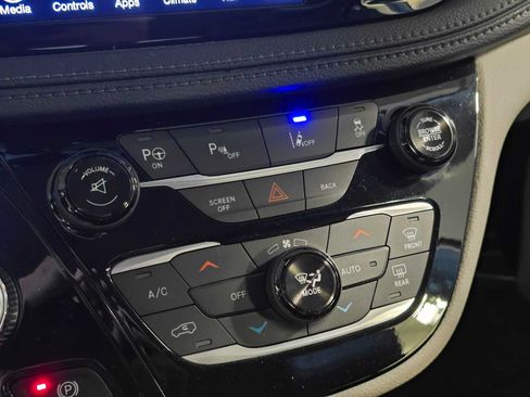 Used 2017 Chrysler Pacifica Platinum FWD image 16