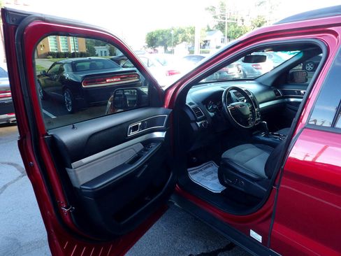 Used 2017 Ford Explorer XLT w/ Equipment Group 202A image 12