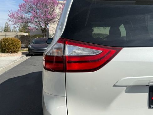 Used 2017 Toyota Sienna XLE image 34