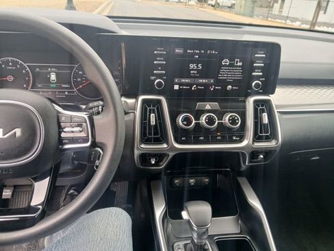 Certified 2023 Kia Sorento LX image 24