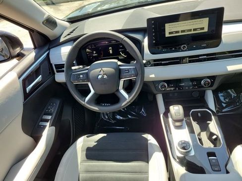 New 2025 Mitsubishi Outlander SE image 14