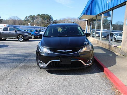 Used 2019 Chrysler Pacifica Touring-L image 2