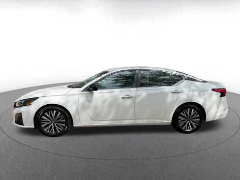 Used 2025 Nissan Altima 2.5 SV image 9