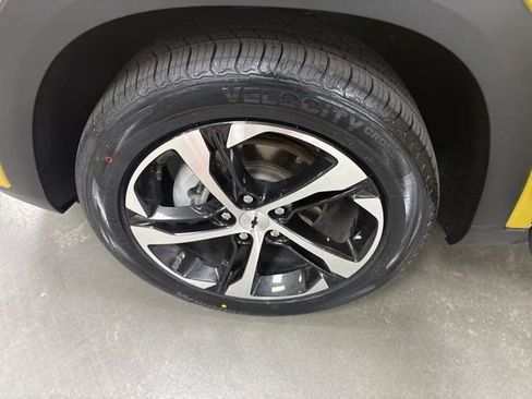 Used 2024 Chevrolet Trax RS w/ Sunroof Package FWD image 30