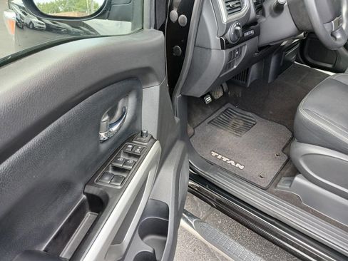 Used 2019 Nissan Titan SV image 11