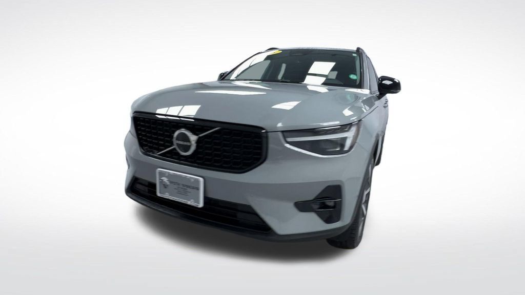 Used 2026 Volvo XC40 B5 Plus w/ Protection Package Premier AWD/4WD image 3