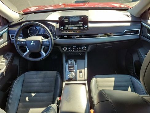 Used 2022 Mitsubishi Outlander SE image 2