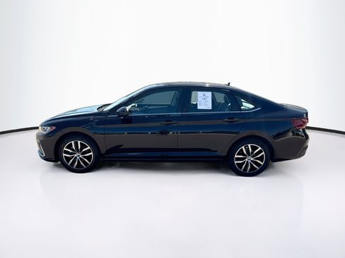 Used 2025 Volkswagen Jetta SE FWD image 4
