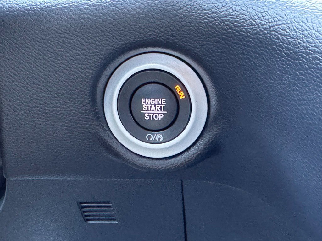 Used 2025 Chrysler Pacifica Select FWD image 7