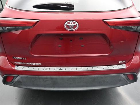 Used 2022 Toyota Highlander XLE image 16