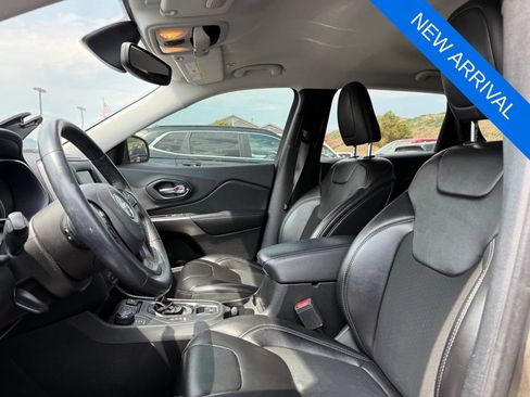 Used 2019 Jeep Cherokee Latitude Plus w/ Comfort/Convenience Group AWD/4WD image 10