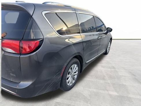 Used 2018 Chrysler Pacifica Touring-L Plus image 2