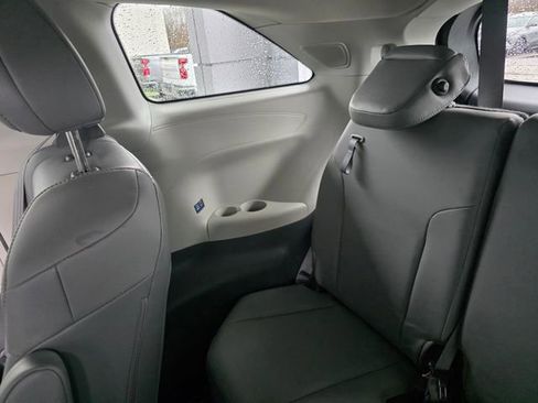 Used 2021 Toyota Sienna XLE w/ XLE Plus Package AWD/4WD image 17
