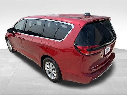 Used 2026 Chrysler Pacifica Limited FWD image 7