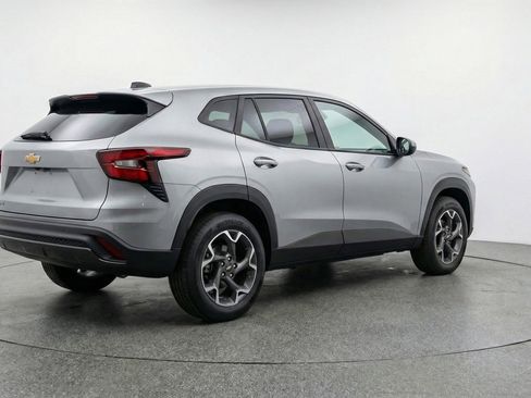 Used 2025 Chevrolet Trax LT FWD image 9