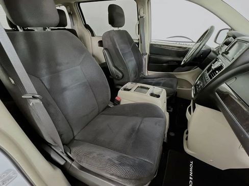 Used 2014 Chrysler Town & Country Touring w/ Driver Convenience Group image 30