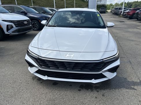 Used 2025 Hyundai Elantra SE FWD image 11
