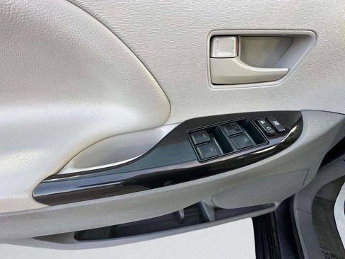 Used 2014 Toyota Sienna LE image 11