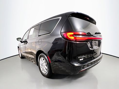 Used 2024 Chrysler Pacifica Touring-L image 8