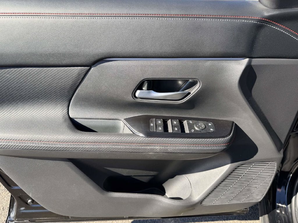 Certified 2025 Nissan Kicks SR AWD/4WD image 16
